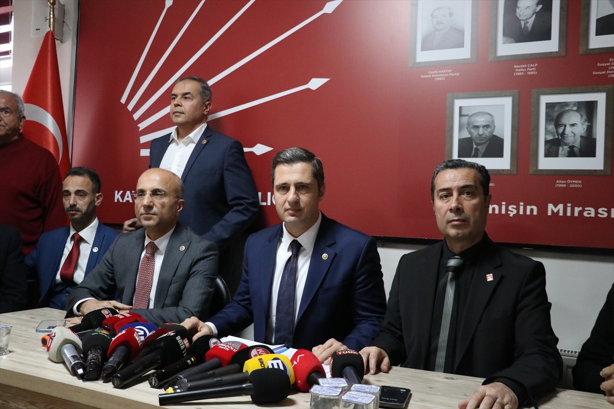 CHP Genel Başkan Yardımcısı ve Parti Sözcüsü Deniz Yücel (sağ 2), Kayseri'de partisinin belediye...
