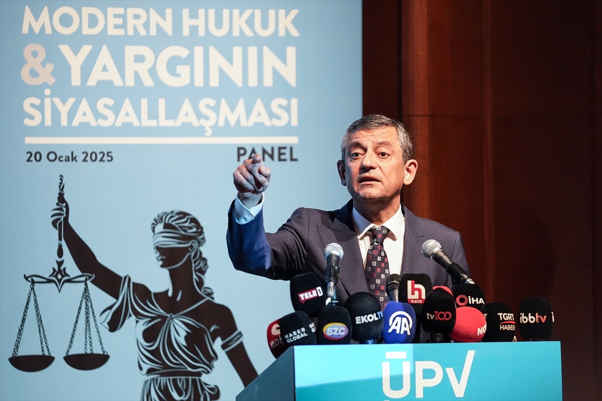 CHP Genel Başkanı Özgür Özel, Kadıköy Caddebostan Kültür Merkezi'nde Ülke Politikaları Vakfı...