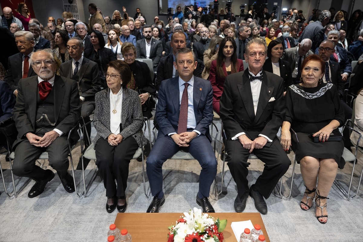 CHP Genel Başkanı Özgür Özel (ortada), Atatürkçü Düşünce Derneğinde düzenlenen "Prof. Dr. Muammer...