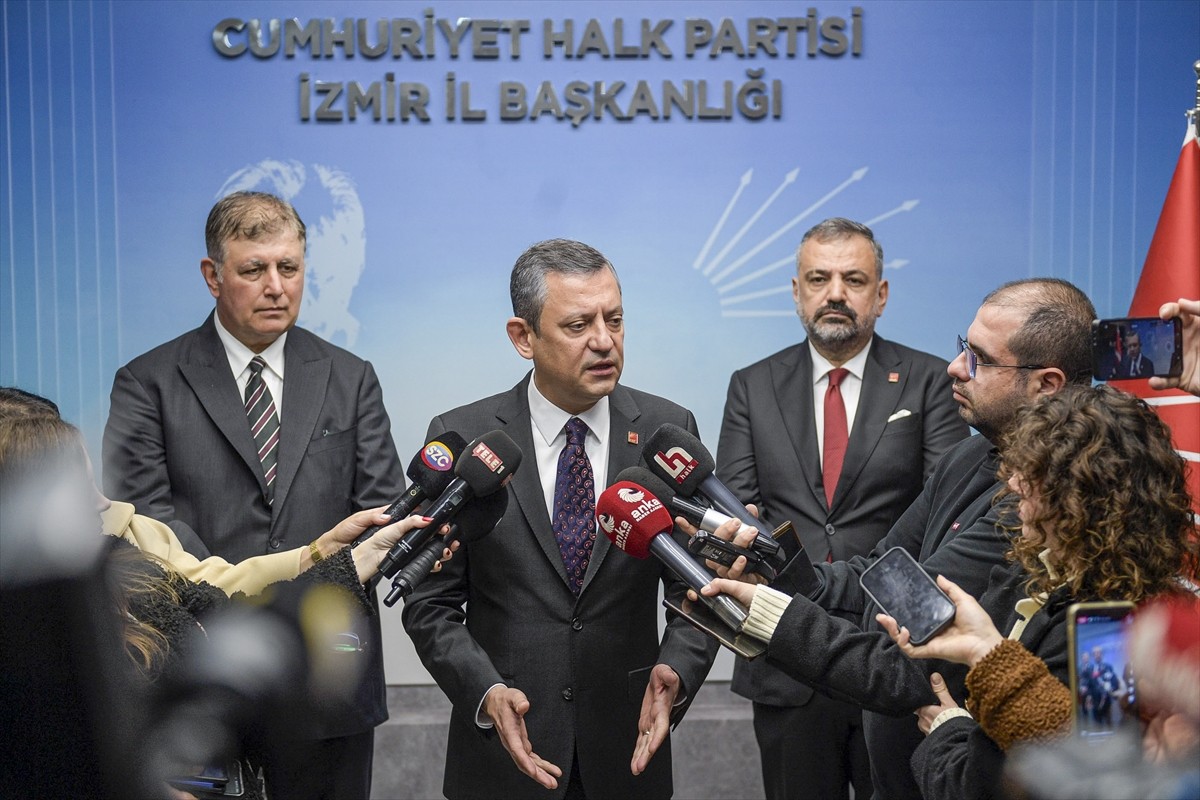 CHP Genel Başkanı Özgür Özel, partisinin İzmir İl Başkanlığında açıklamada bulundu.