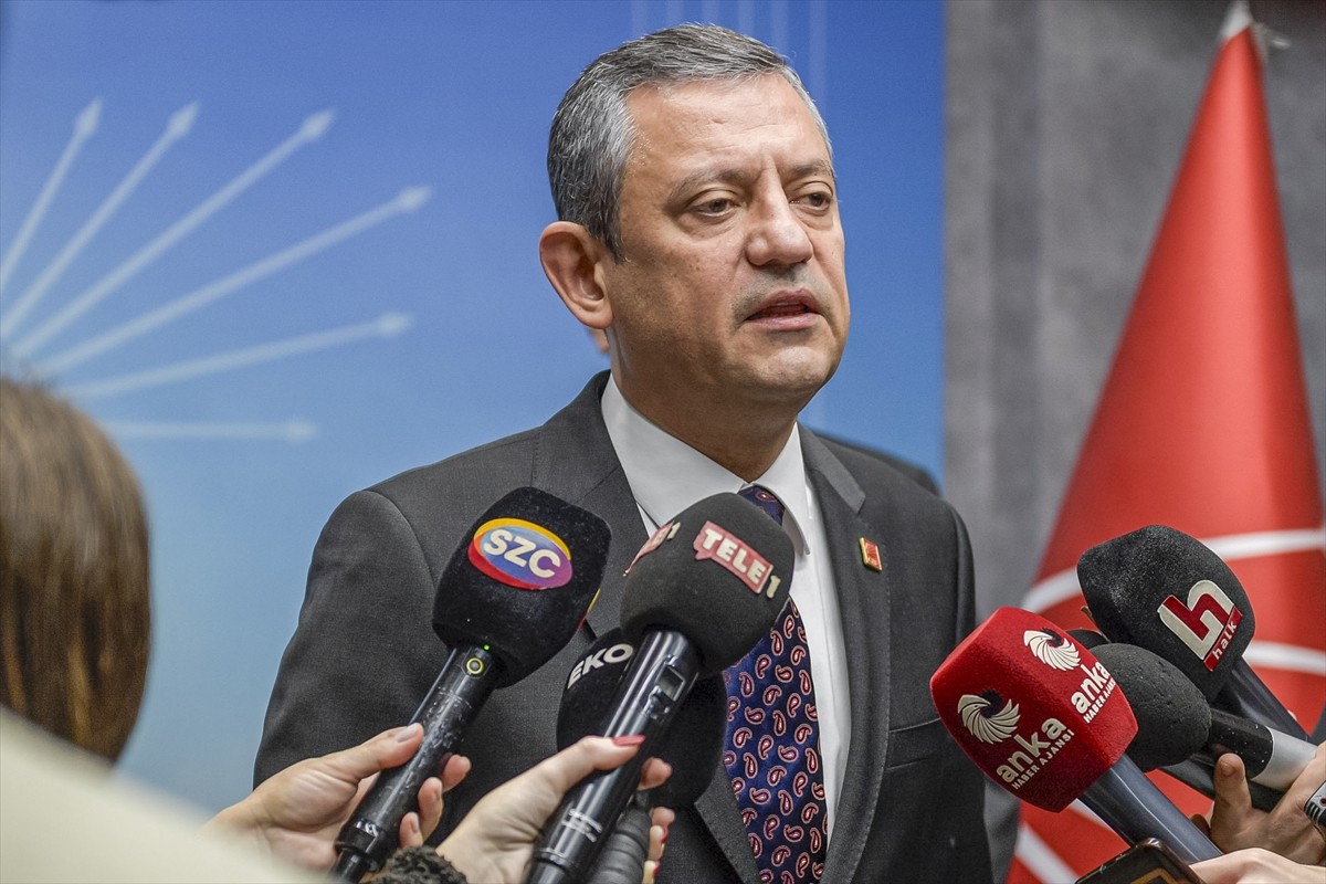 CHP Genel Başkanı Özgür Özel, partisinin İzmir İl Başkanlığında açıklamada bulundu.