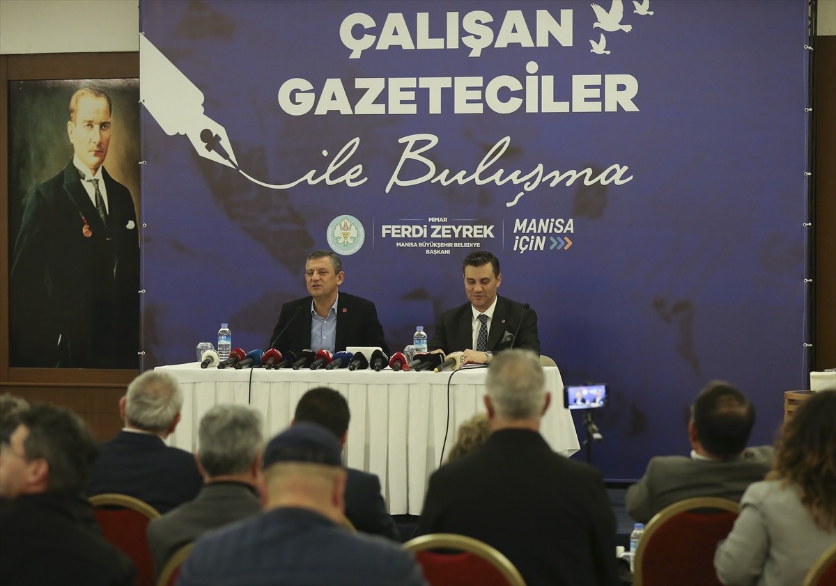 CHP Genel Başkanı Özgür Özel (sol 3), Manisa Büyükşehir Belediyesi'nin 10 Ocak Çalışan Gazeteciler...