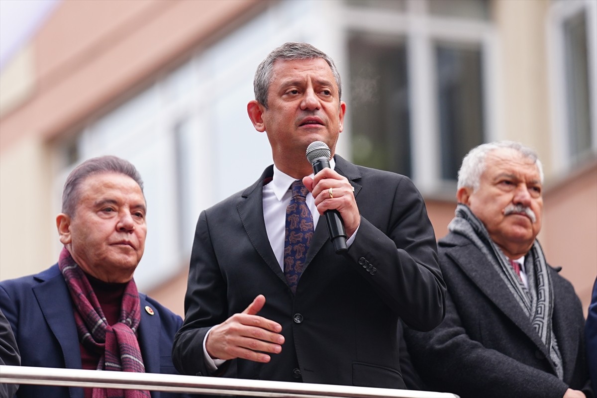 CHP İstanbul İl Örgütü, suç örgütüne yönelik soruşturma kapsamında gözaltına alınan Beşiktaş...