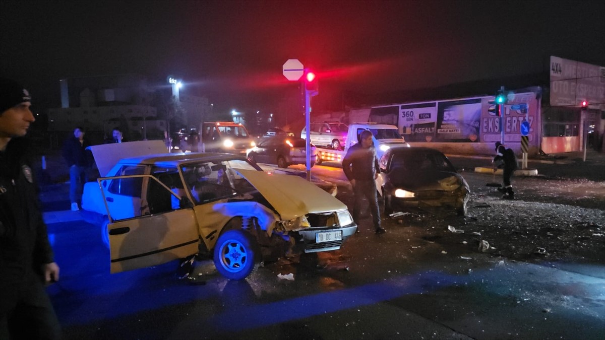 Çorum’da iki otomobilin çarpıştığı kazada 3 kişi yaralandı.