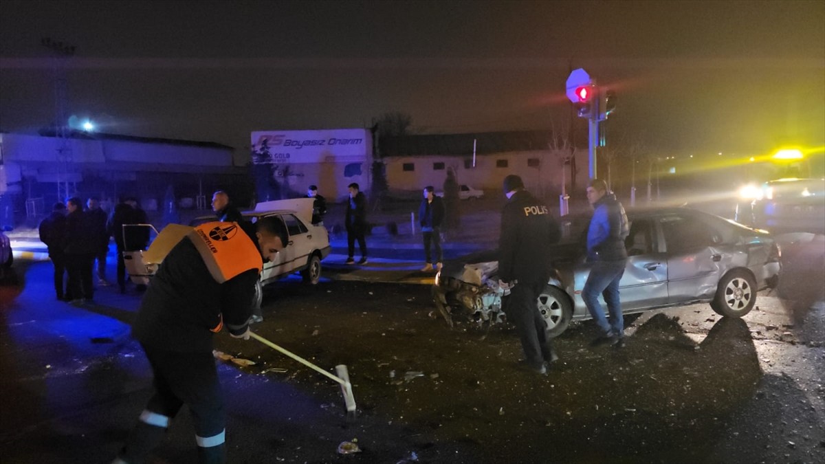 Çorum’da iki otomobilin çarpıştığı kazada 3 kişi yaralandı.