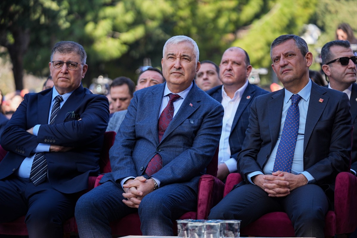 Cumhuriyet Halk Partisi (CHP) Genel Başkanı Özgür Özel, İzmir'in Kemalpaşa ilçesinde toplu açılış...