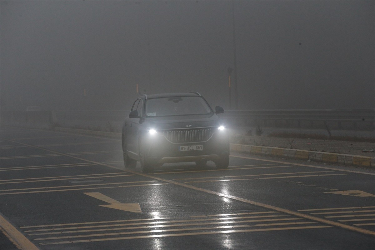 D-100 kara yolunun Bolu Dağı kesiminde sis ve sağanak görüş mesafesini düşürdü.