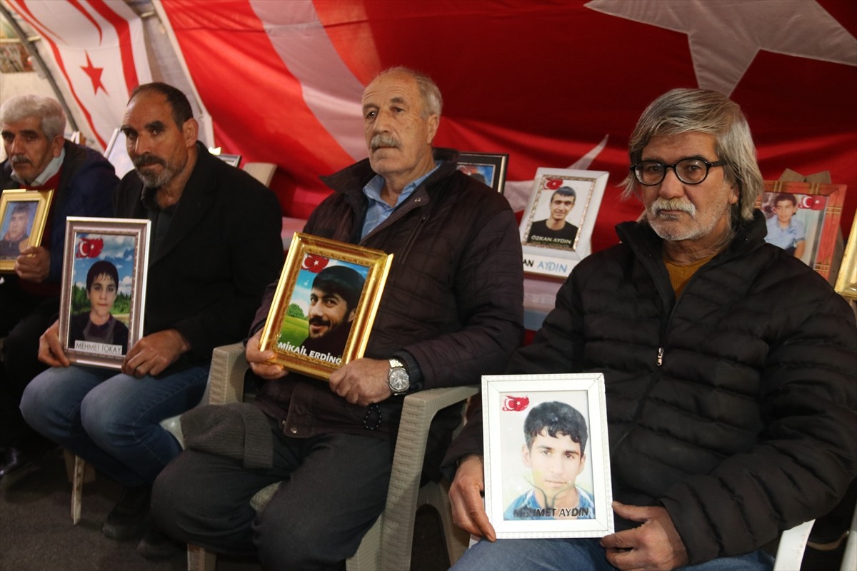 Dağa kaçırılan çocukları için eski HDP il binası önünde oturma eylemi yapan Diyarbakır anneleri...