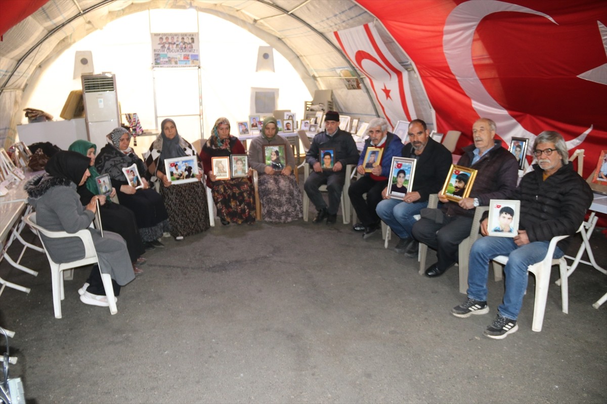 Dağa kaçırılan çocukları için eski HDP il binası önünde oturma eylemi yapan Diyarbakır anneleri...