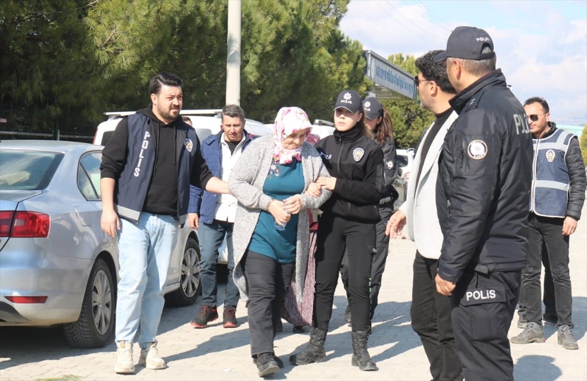 Denizli'nin Çivril ilçesinde, komşusunun bahçesinde çuval içerisinde cesedi bulunan kadının, kadın...