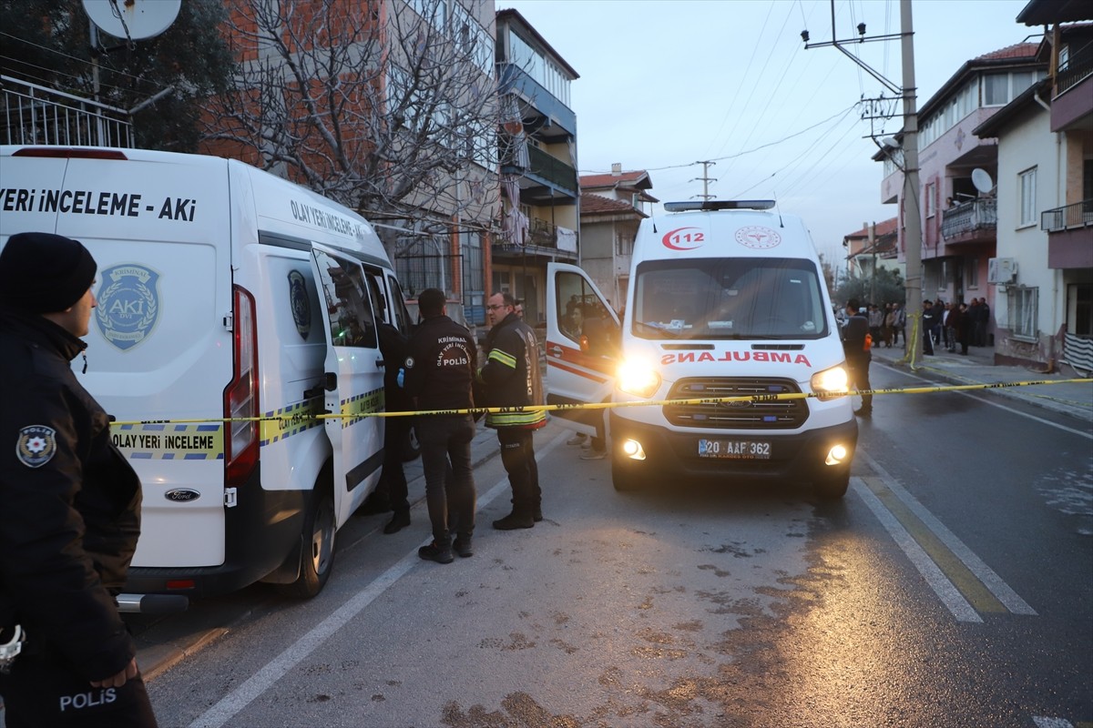 Denizli'nin Pamukkale ilçesinde, evde çıkan yangında anne öldü, 3 çocuğu yaralandı.