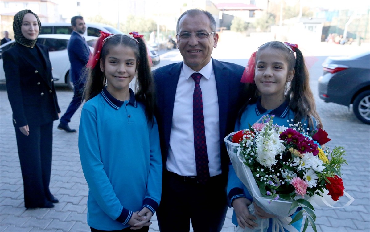 Depremlerin merkez üssü Kahramanmaraş'ta da 1070 okulda 269 bin öğrenci karnelerini aldı.