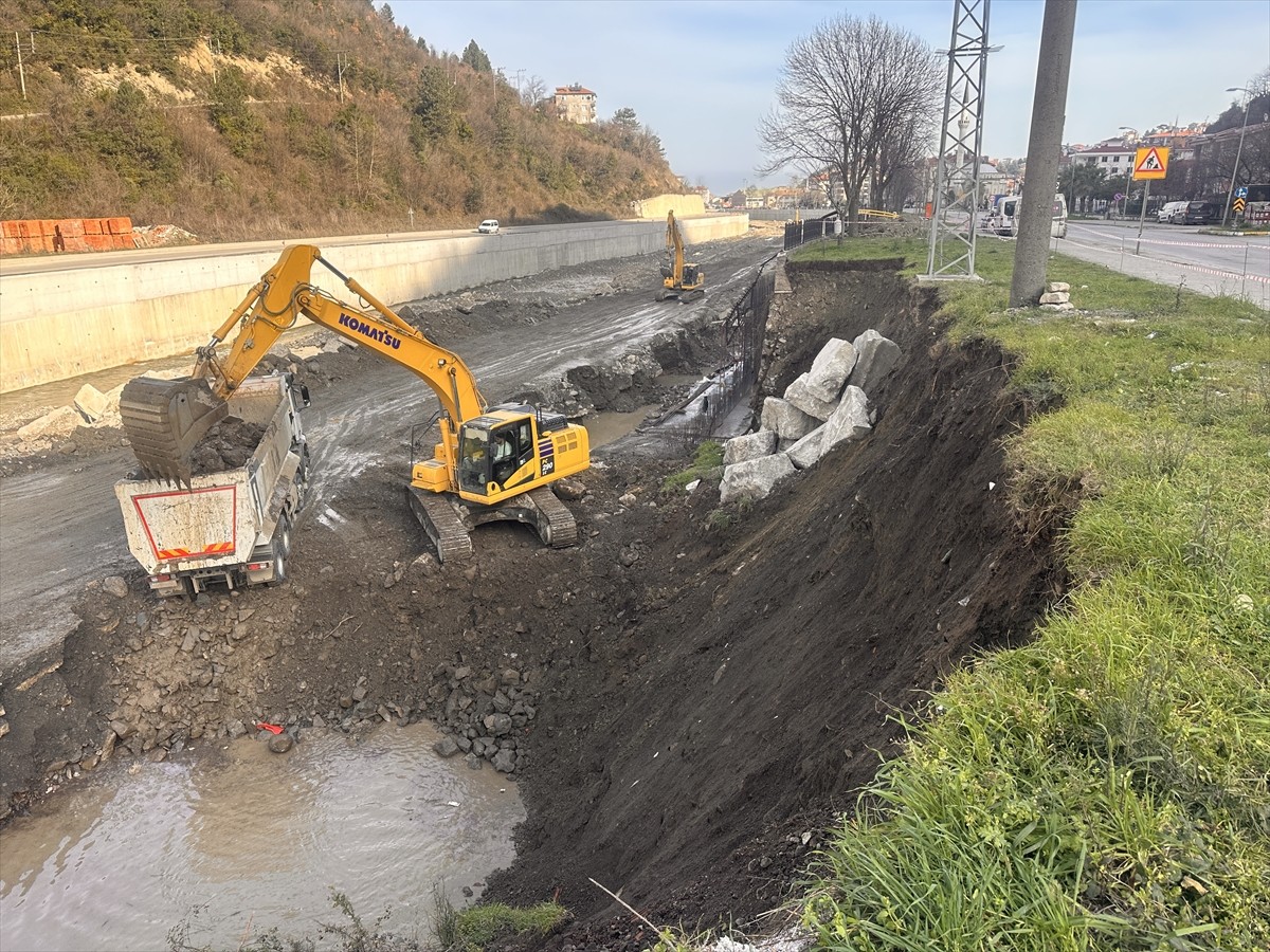 Devlet Su İşleri (DSİ) tarafından Kastamonu'nun İnebolu ilçesindeki İnebolu Çayı'nda yürütülen...