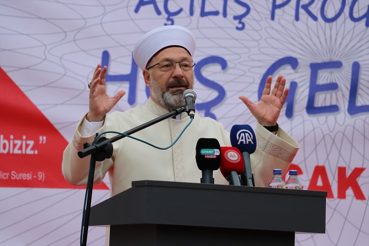 Diyanet İşleri Başkanı Ali Erbaş, Karadeniz Ereğli ilçesindeki "Mustafa Çınar Kur'an Kursu"nun...