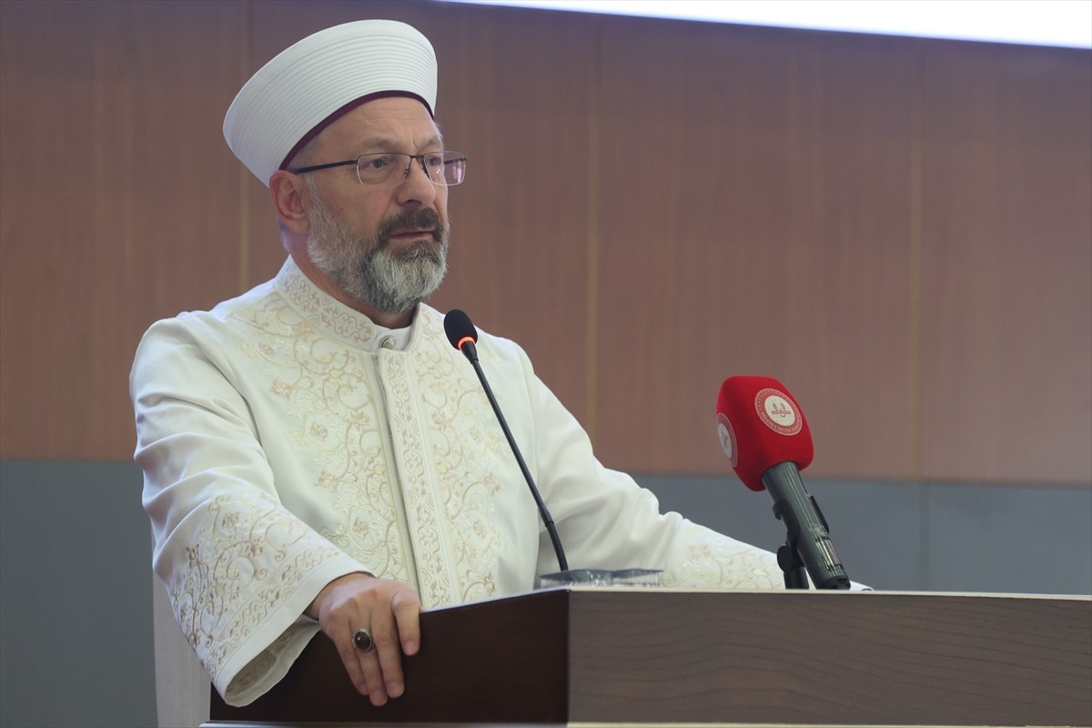 Diyanet İşleri Başkanı Ali Erbaş, yeni atanan eğitim görevlileri için Diyanet Akademisi...