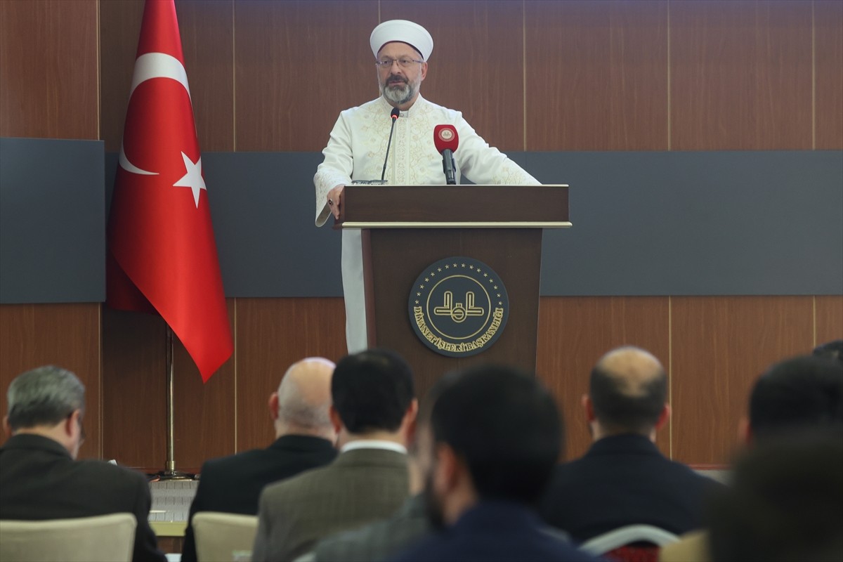 Diyanet İşleri Başkanı Ali Erbaş, yeni atanan eğitim görevlileri için Diyanet Akademisi...