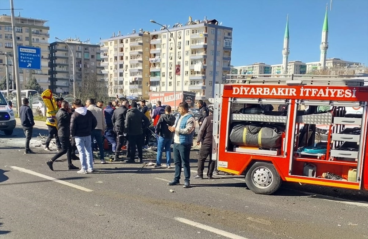 Diyarbakır'da otomobilin korkuluğa çarpması sonucu 4 kişi yaralandı.