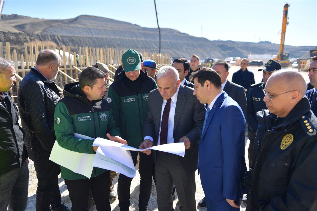 Diyarbakır Valisi Murat Zorluoğlu (sağ 3), Güneydoğu Anadolu Projesi'nin (GAP) en önemli...