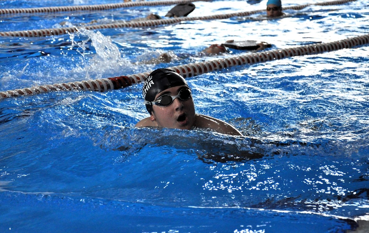 Doğuştan elleri ve ayakları olmayan 14 yaşındaki para yüzücü Salih Karadağ, milli takım hayali...