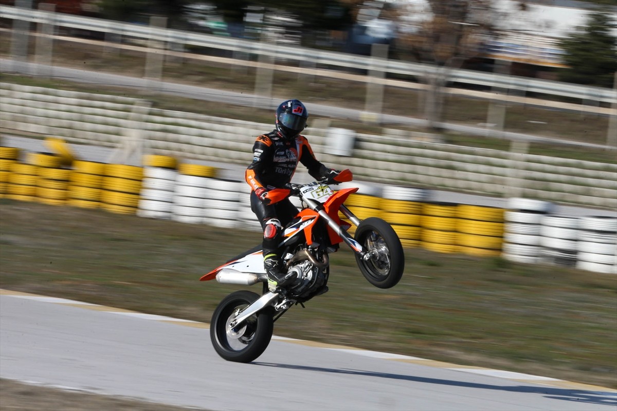 Dünya Dayanıklılık Şampiyonası'nda yarışan milli motosikletçi Asrın Rodi Pak, yeni sezonda podyuma...