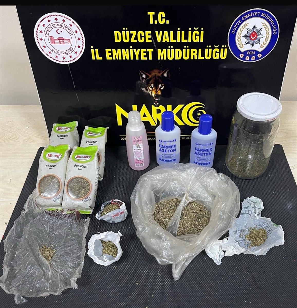 Düzce'de düzenlenen uyuşturucu operasyonlarında gözaltına alınan 3 şüpheli tutuklandı....