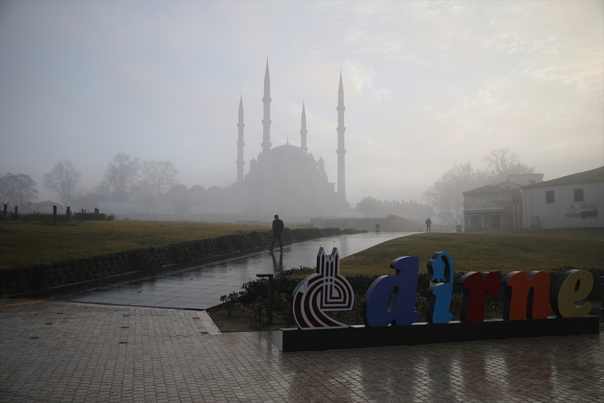 Edirne'de sis hayatı olumsuz etkiledi. Yoğun sis nedeniyle görüş mesafesi yer yer 50 metreye kadar...