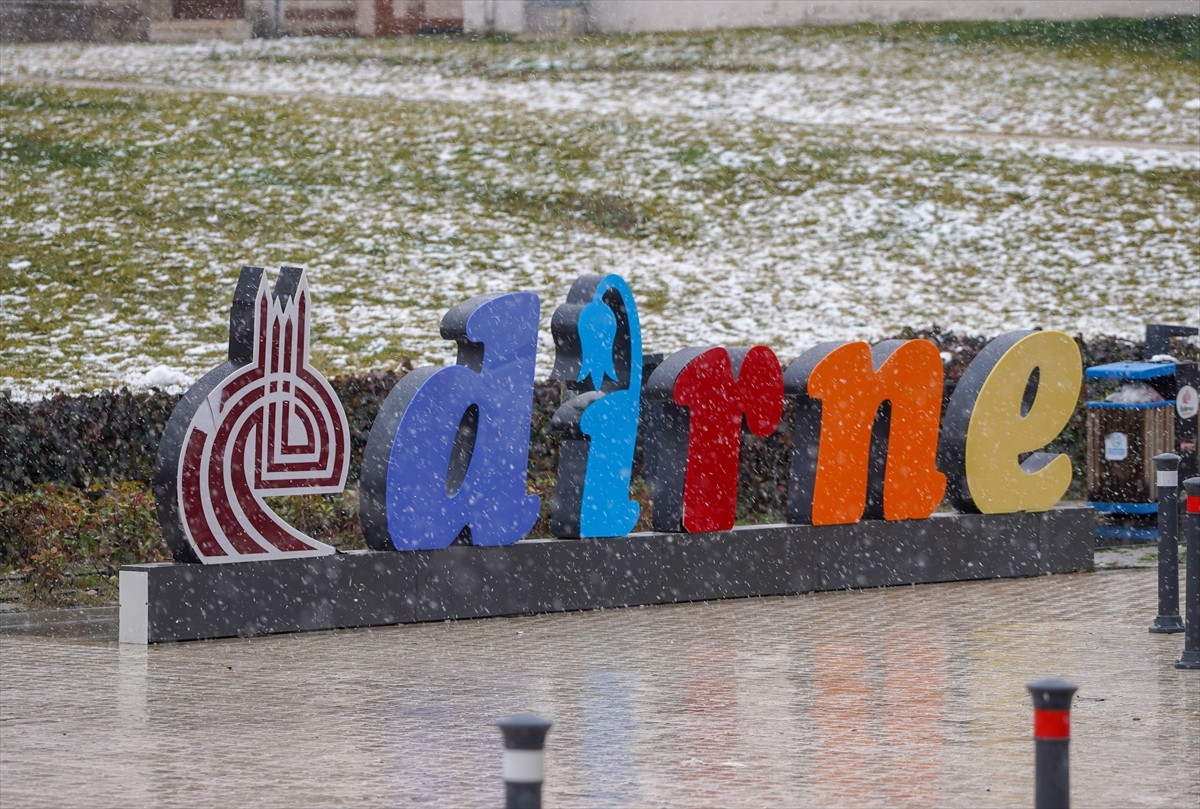 Edirne kent merkezinde kar yağışı yeniden etkili olmaya başladı.