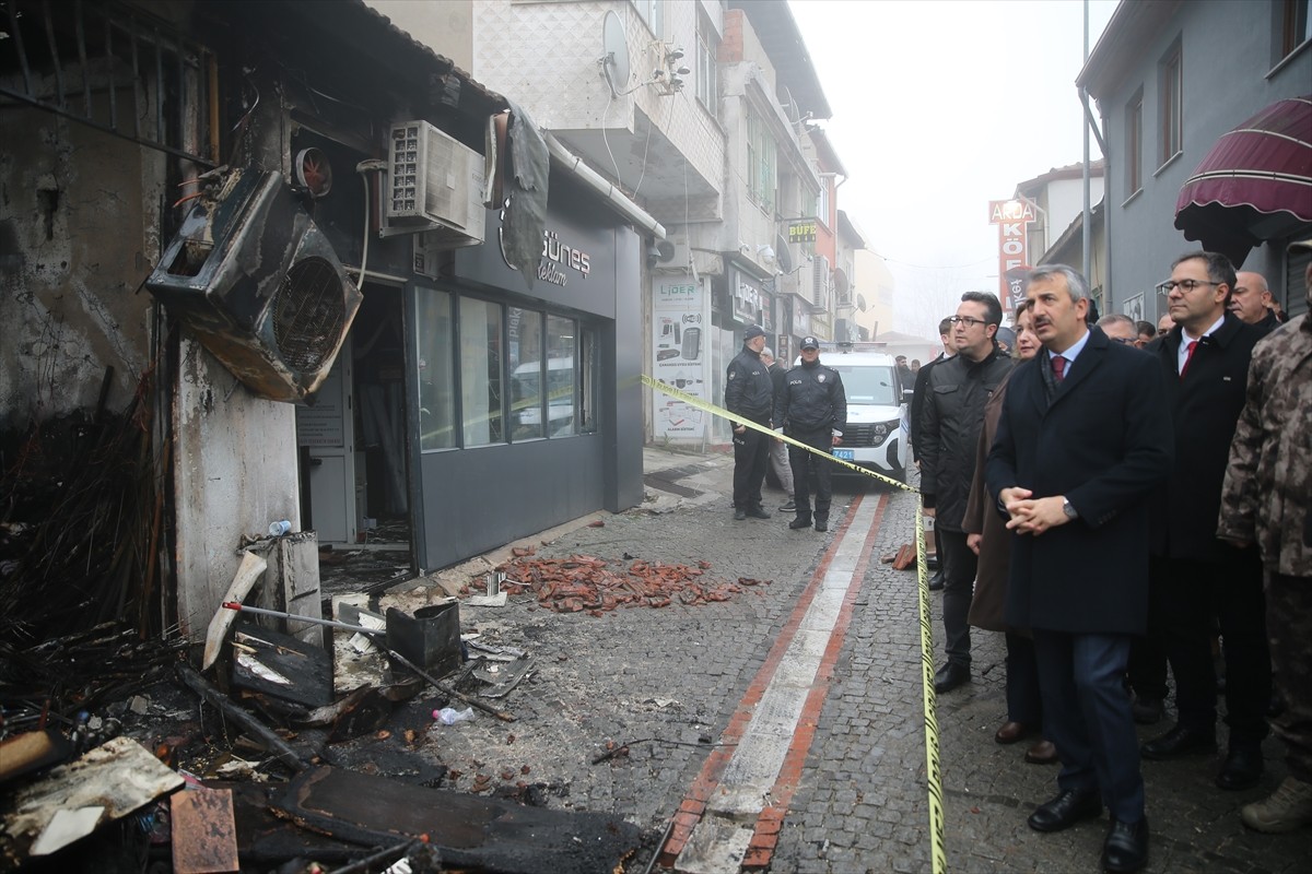 Edirne Valisi Yunus Sezer, Sabuni Mahallesi'nde çıkan yangında zarar gören iş yerlerini ziyaret...