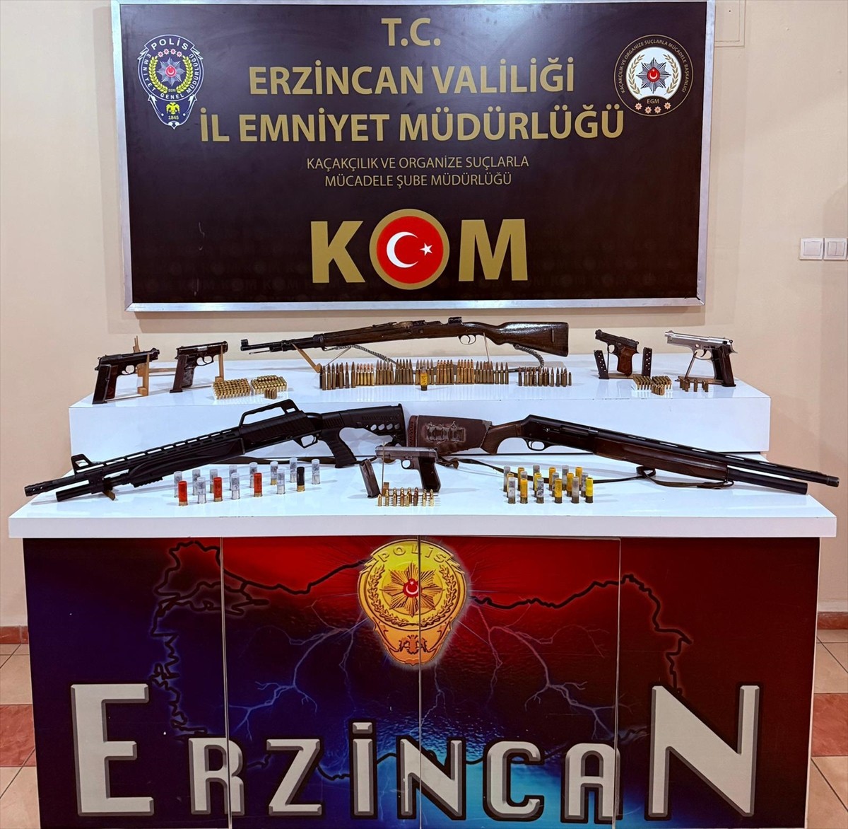 Erzincan'da silah kaçakçılığı operasyonunda 3 zanlı tutuklandı. Şüphelilerin ikametlerinde yapılan...