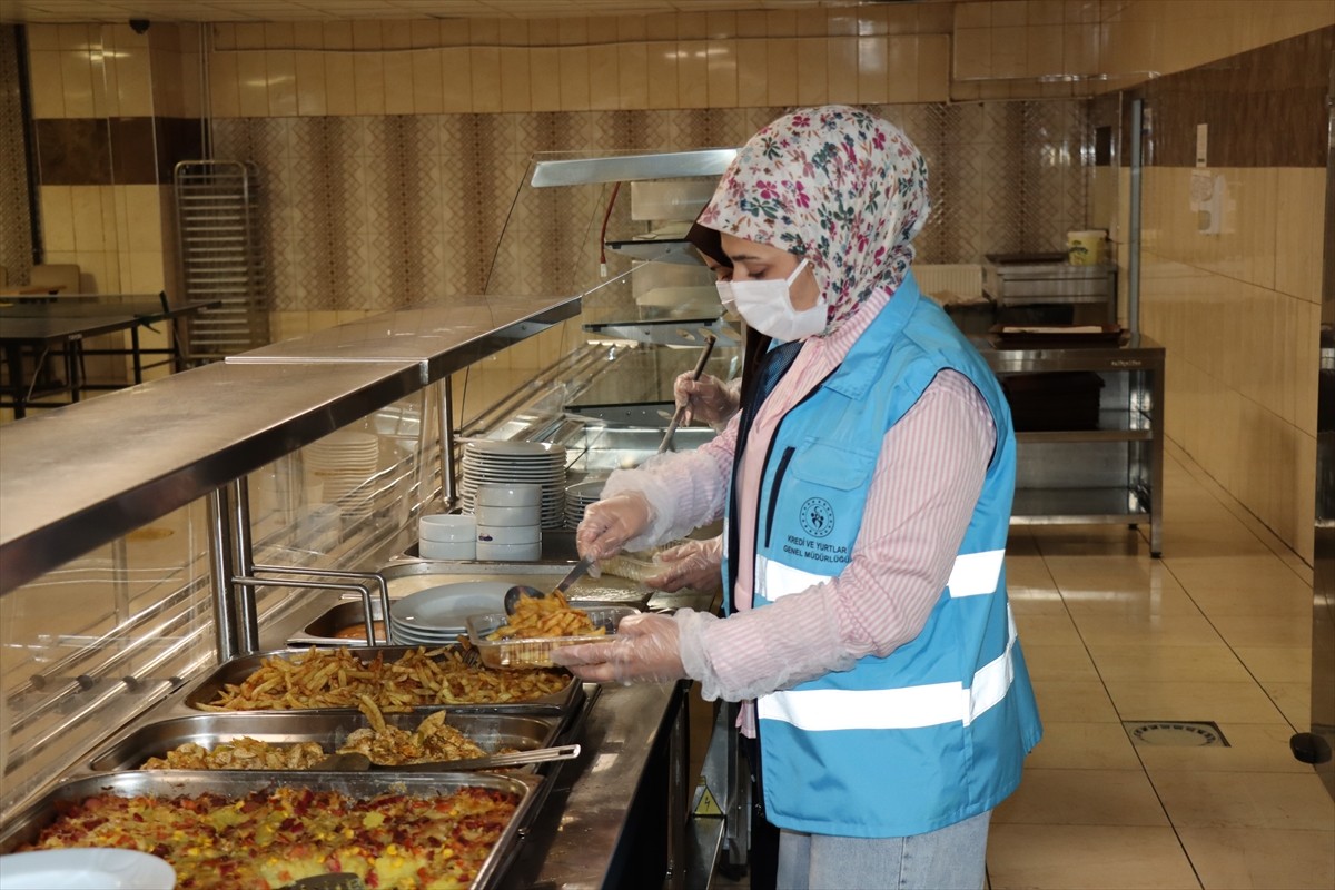 Erzincan'da üniversite öğrencileri, örnek dayanışmayla yurtlarda fazla gelen yemekleri ihtiyaç...