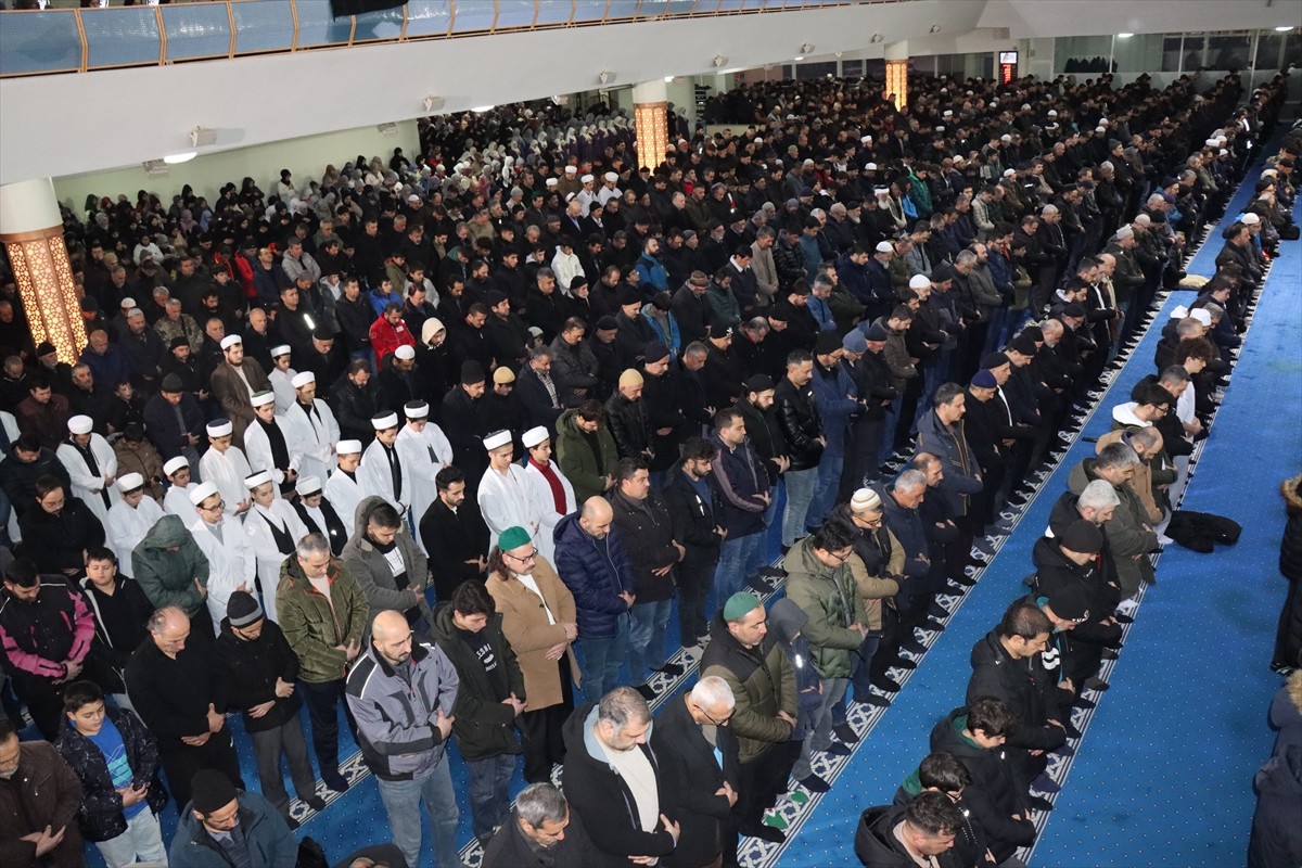 Erzincan’da sabah namazında bir araya gelen vatandaşlar, Filistin halkına destek için yürüyüş...