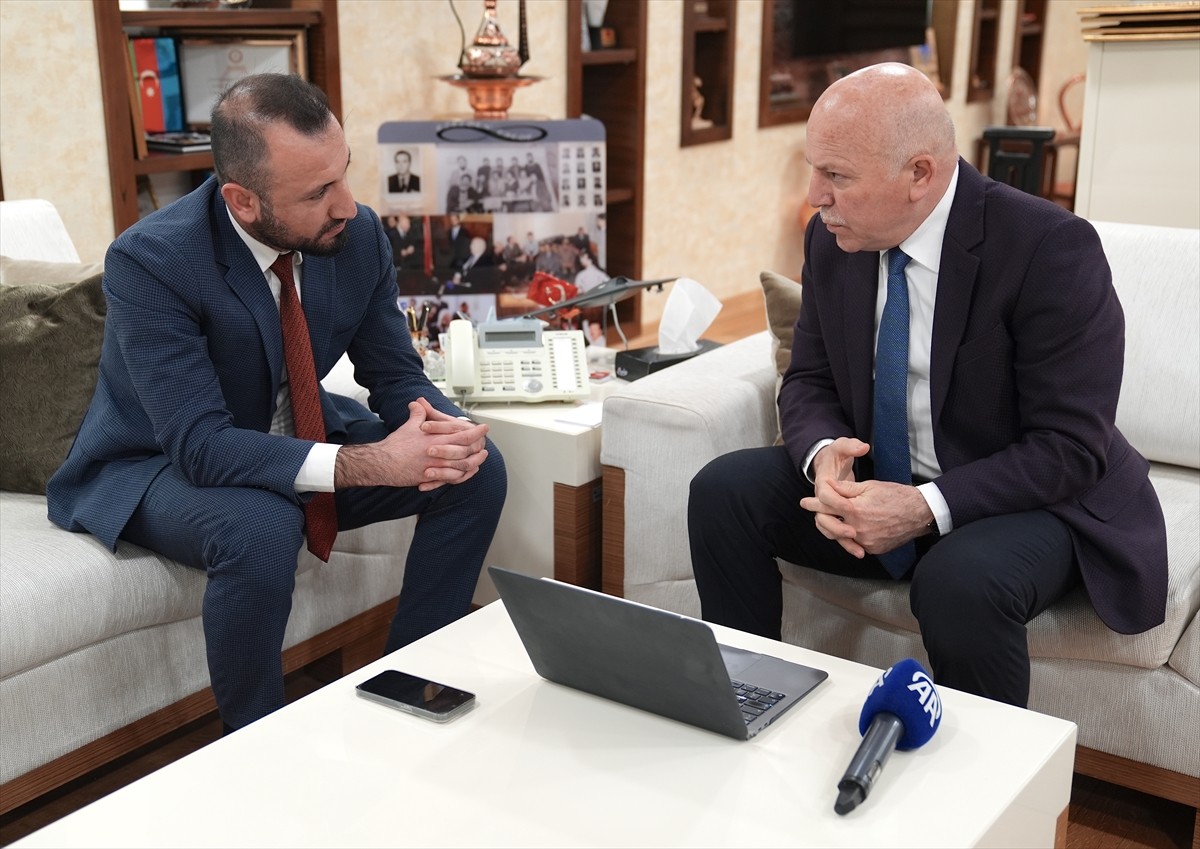 Erzurum Büyükşehir Belediye Başkanı Mehmet Sekmen (sağda), Anadolu Ajansının (AA) gözünden 2024'e...