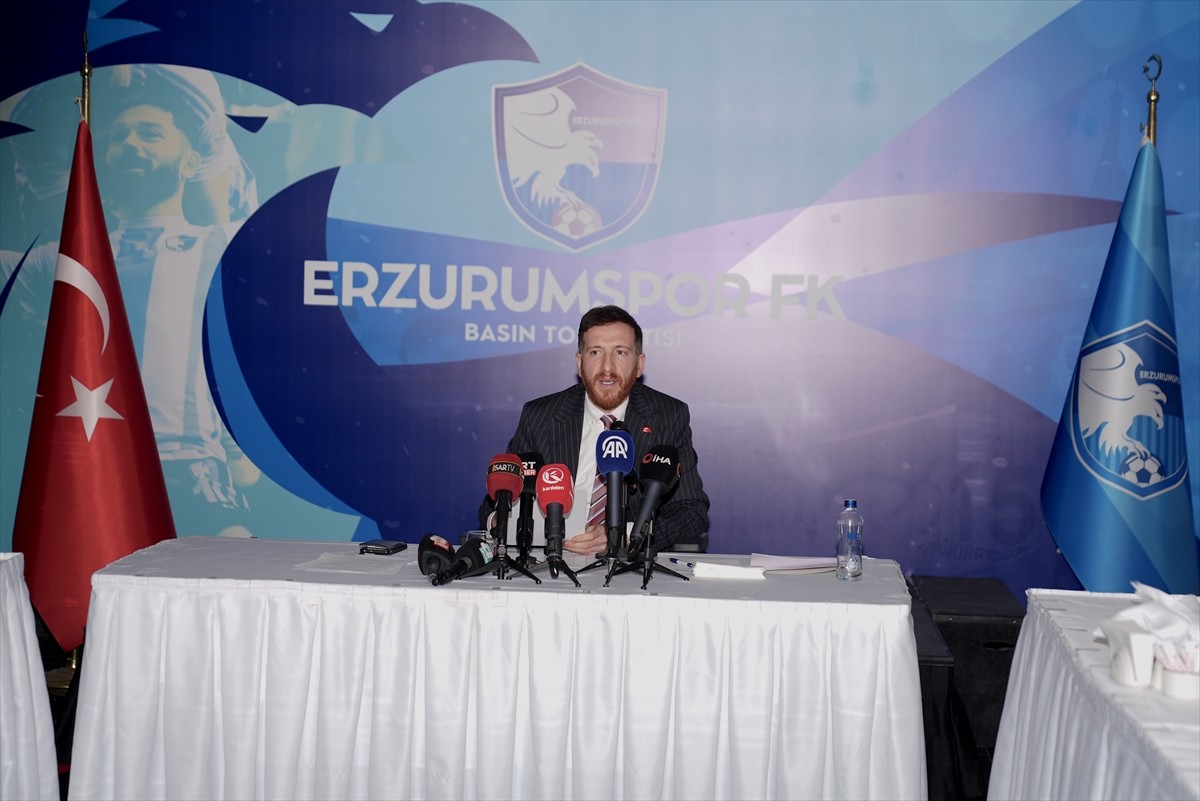 Erzurumspor Futbol Kulübü Başkanı Ahmet Dal, kentteki bir otelde basın toplantısı düzenleyerek...