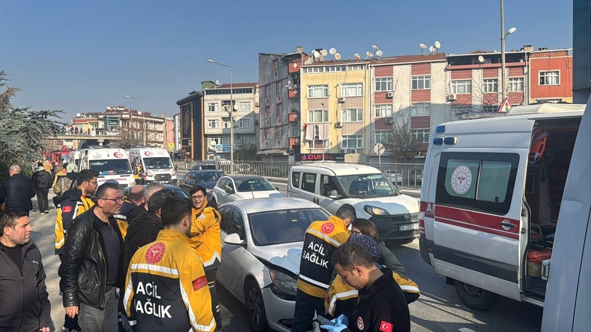 Esenler'de, 2 otomobilin çarpıştığı trafik kazasında 3'ü çocuk 6 kişi yaralandı.