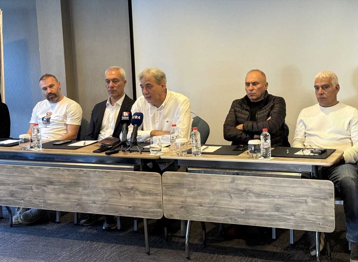 Eski milli basketbolcu Murat Şamil Şen (ortada), Gençlerbirliği Kulübünün genel kurulunda...