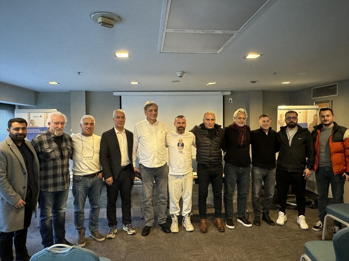 Eski milli basketbolcu Murat Şamil Şen (ortada), Gençlerbirliği Kulübünün genel kurulunda...