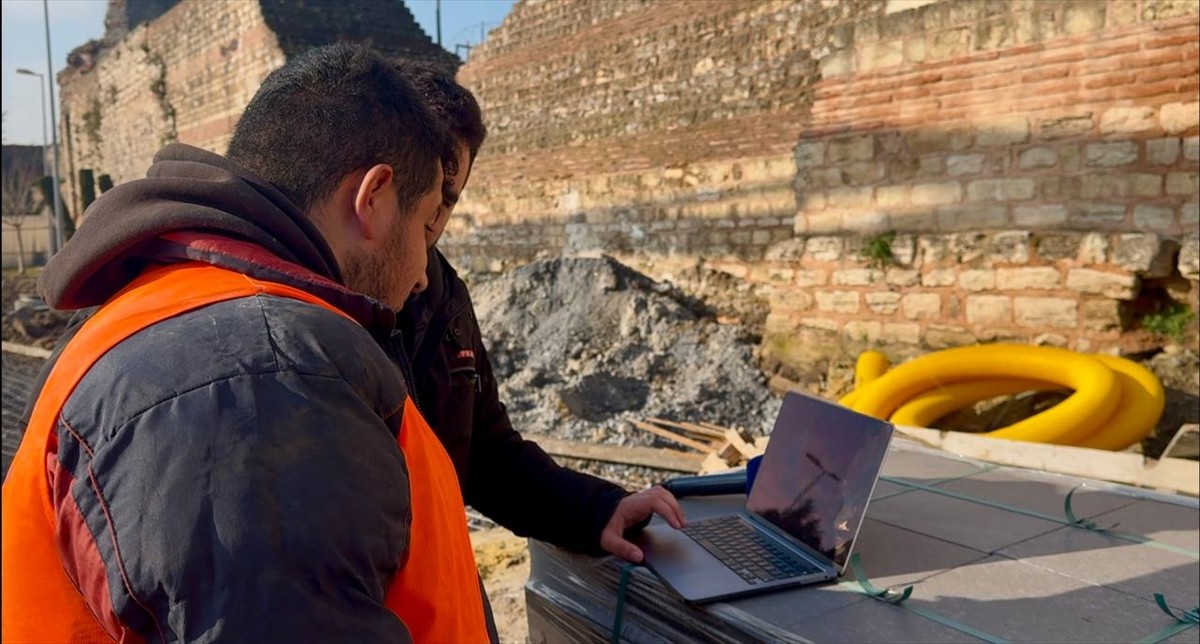 Fatih'te, Topkapı Meydanı ve Sosyal Tesisleri inşaatında çalışan işçiler, Anadolu Ajansının (AA)...