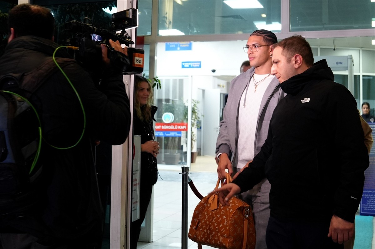 Fenerbahçe'nin, hem kulübü Aston Villa hem de kendisiyle prensip anlaşmasına vardığını duyurduğu...