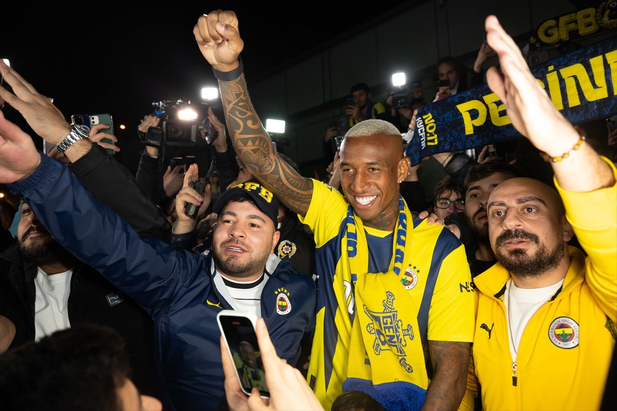 Fenerbahçe'nin transferi için anlaşmaya vardığı Brezilyalı futbolcu Anderson Talisca, İstanbul'a...