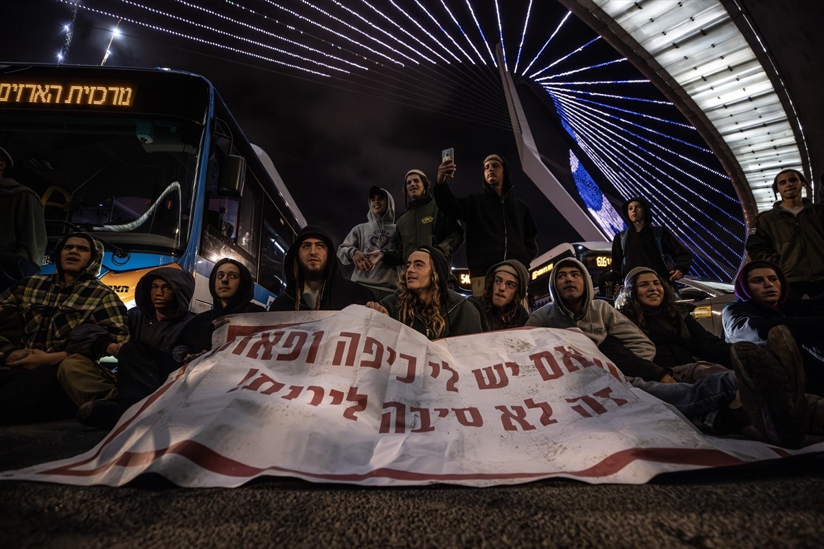 Filistin topraklarını gasbeden İsrailliler, işgal altındaki Batı Şeria'nın Kalkilya bölgesinde bir...