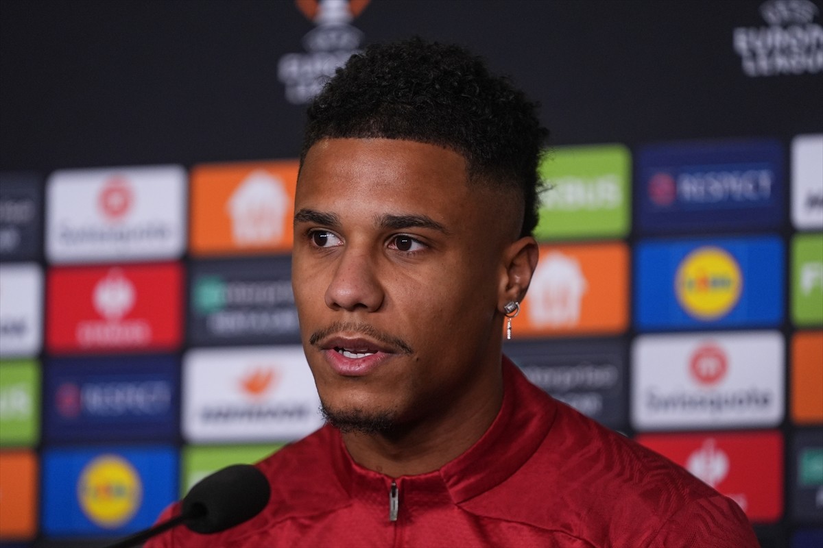 Galatasaray Teknik Direktörü Okan Buruk (fotoğrafta) ve sarı-kırmızılı futbolculardan Ismail...