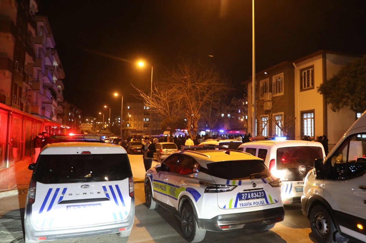 Gaziantep'in Nizip ilçesinde husumetli olduğu akrabalarına taziye evinde ateş ederek 2 kişiyi...