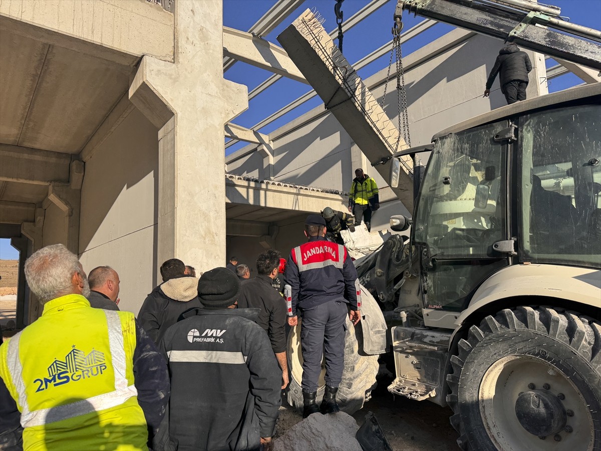 Gaziantep'te beton bloğun altında kalan beton pompası sürücüsü yaşamını yitirdi.  İhbar üzerine...