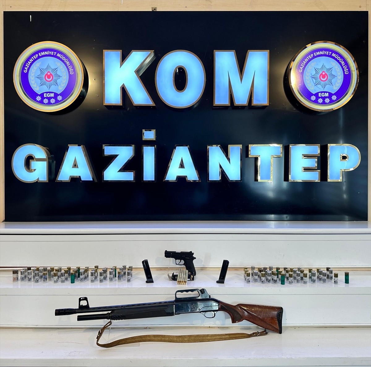 Gaziantep'te silah kaçakçılarına yönelik operasyonda 4 şüpheli gözaltına alındı. Ekiplerce, bir...