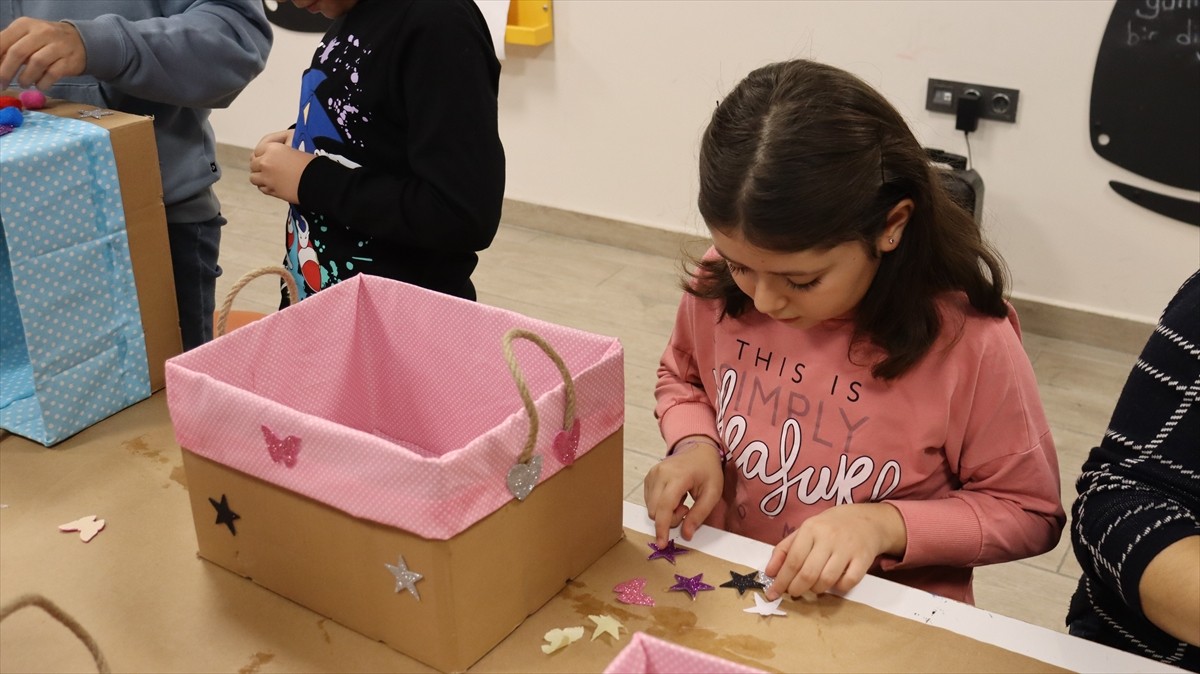 Gaziantep'te veliler ve öğrenciler, yarıyıl tatilini verimli geçirmek adına geri dönüşüm...