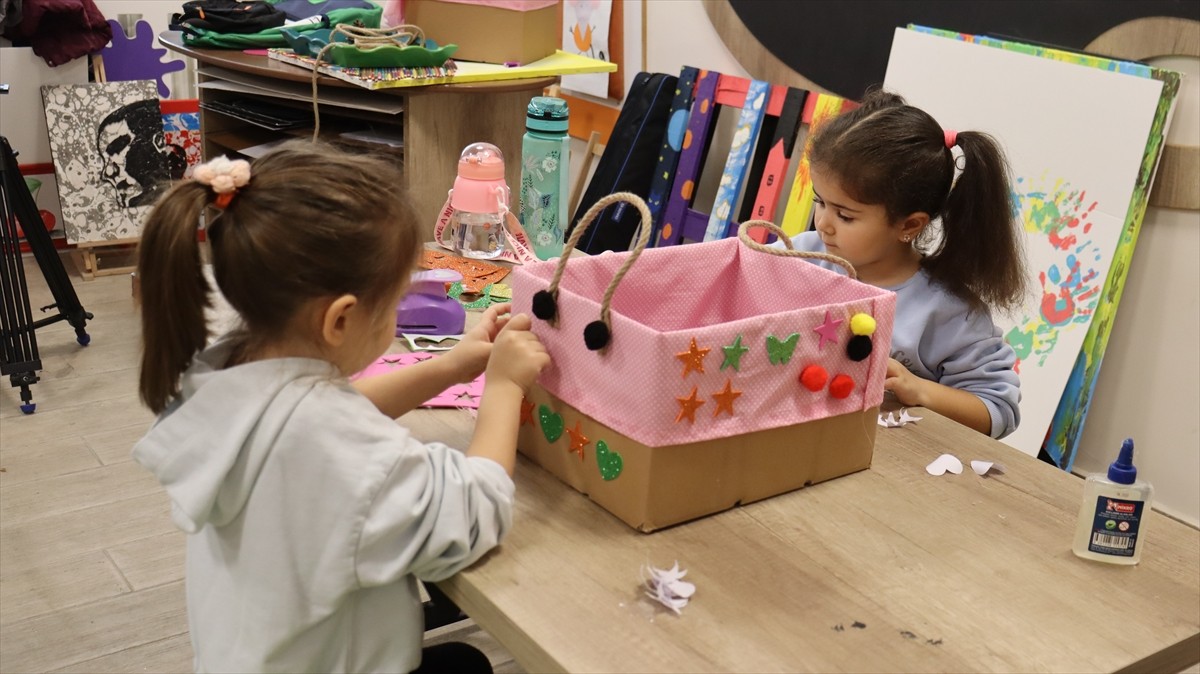 Gaziantep'te veliler ve öğrenciler, yarıyıl tatilini verimli geçirmek adına geri dönüşüm...