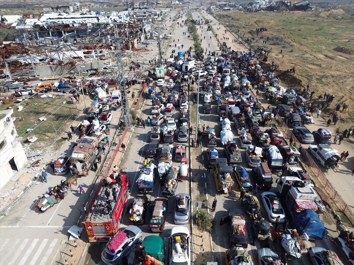 Gazze'de, İsrail'in saldırıları nedeniyle zorla yerinden edilen on binlerce Filistinli, güneyden...