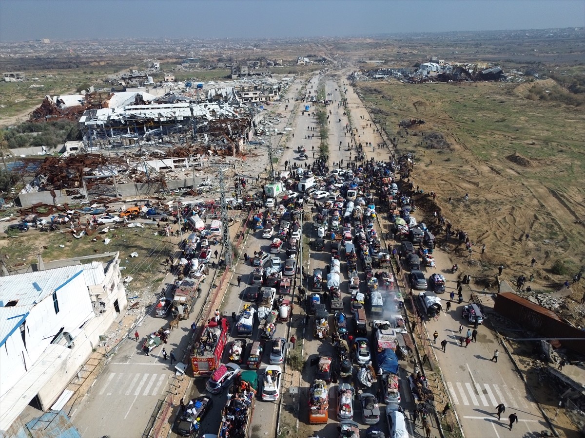 Gazze'de, İsrail'in saldırıları nedeniyle zorla yerinden edilen on binlerce Filistinli, güneyden...