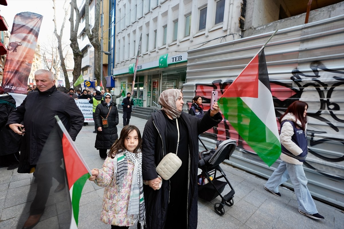 Gazze Dayanışma Platformu üyeleri, İsrail'in saldırıları altındaki Gazze'ye destek amacıyla...