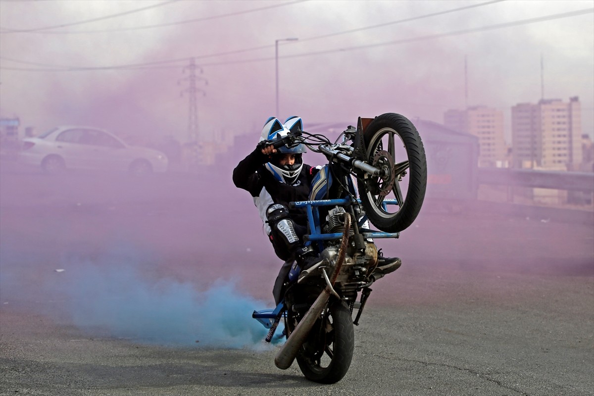 Geleneksel olarak erkeklerin egemen olduğu dublörlük dünyasında, İran sinema ve dizilerinin...